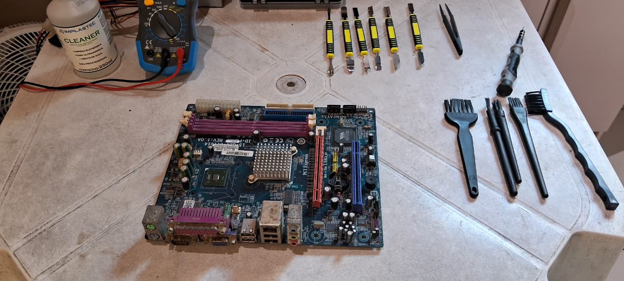 Placa-mae e ferramentas preparadas para limpeza e manutencao