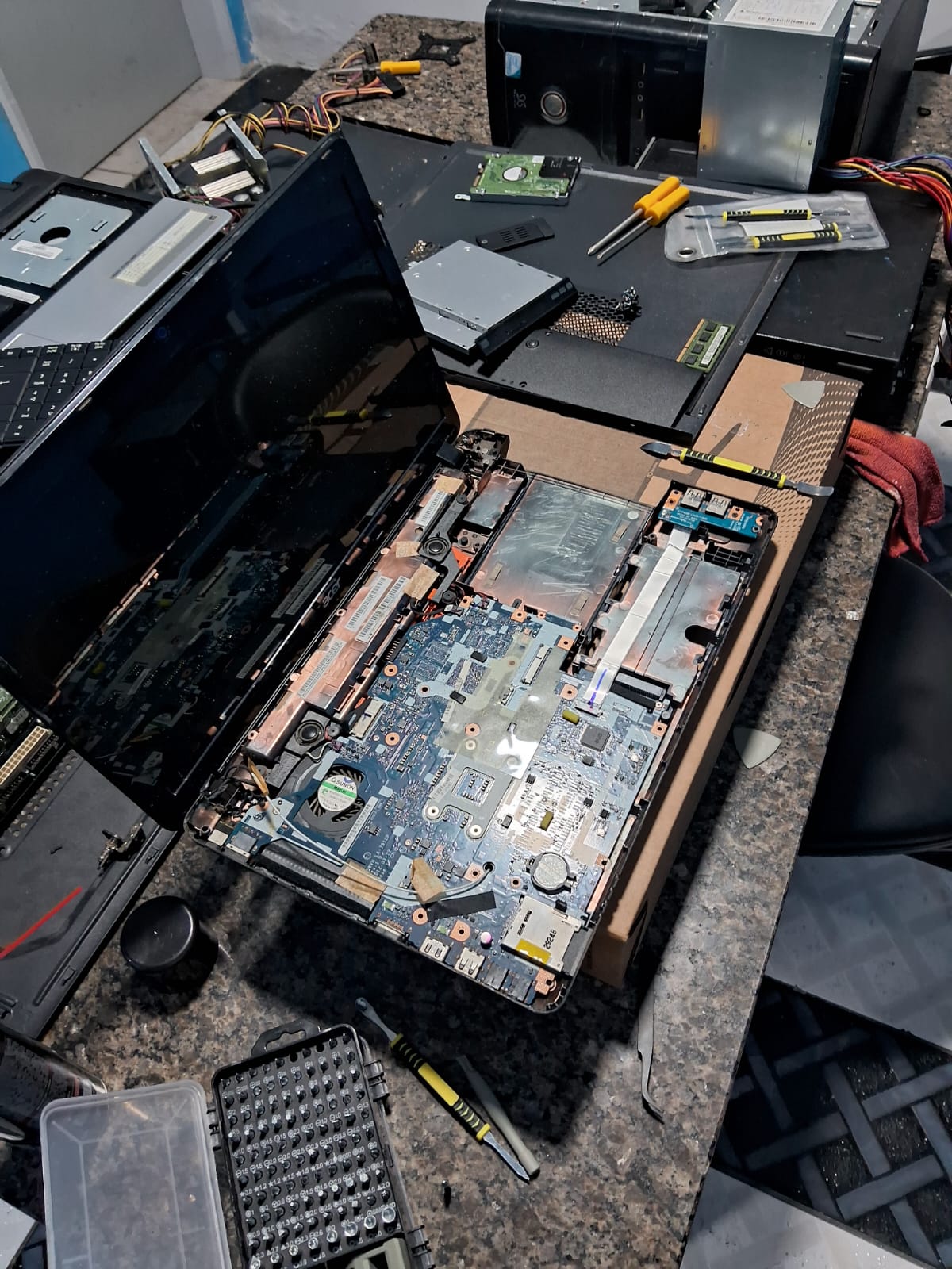Notebook aberto durante manutencao