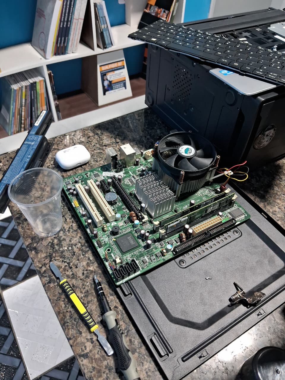 Montagem de computador com placa-mae, processador e memoria